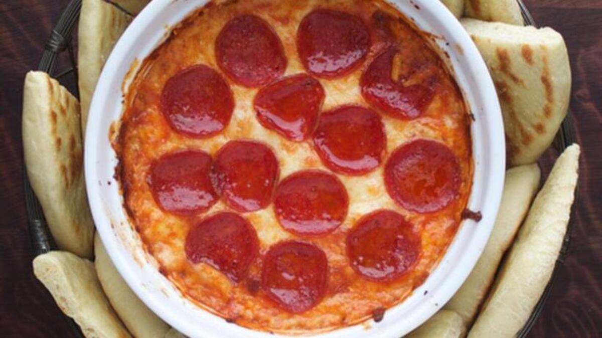 Pepperoni pizza dip with flatbread