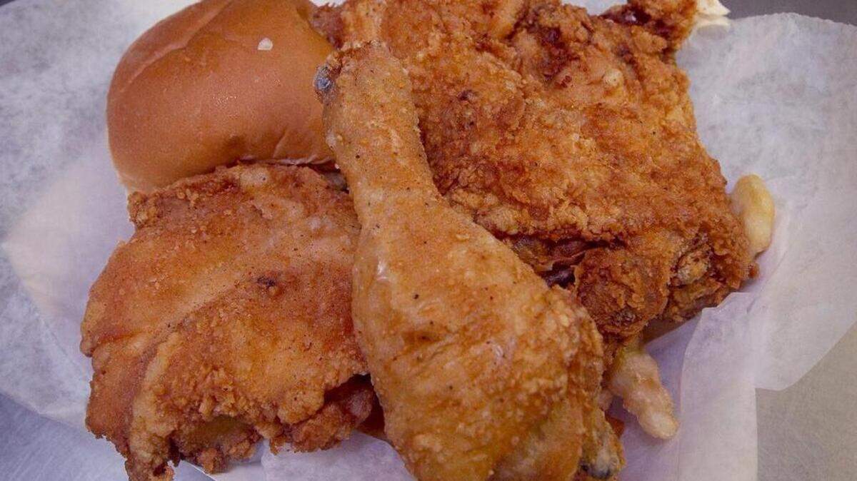 Bernie’s specializes in fried chicken, chicken wings and finger sandwiches. Here is the Bernie’s special.