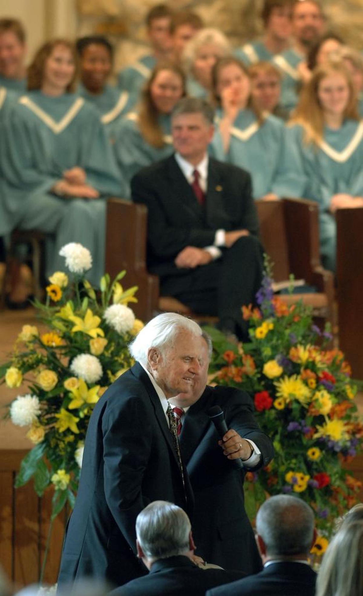 Evangelist Billy Graham thanks the crowd for coming during the funeral for Ruth Graham in Montreat in 2007.