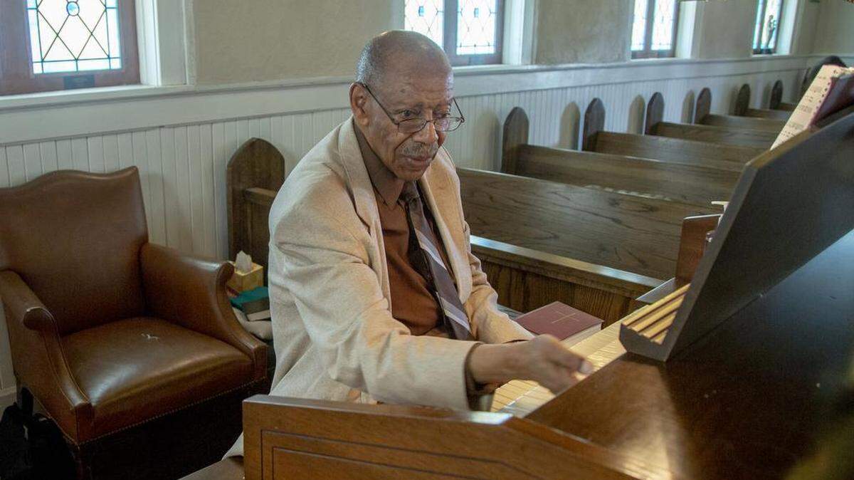 In one of SC’s smallest churches, 6 people sit in pews meant for 50. Can it survive?