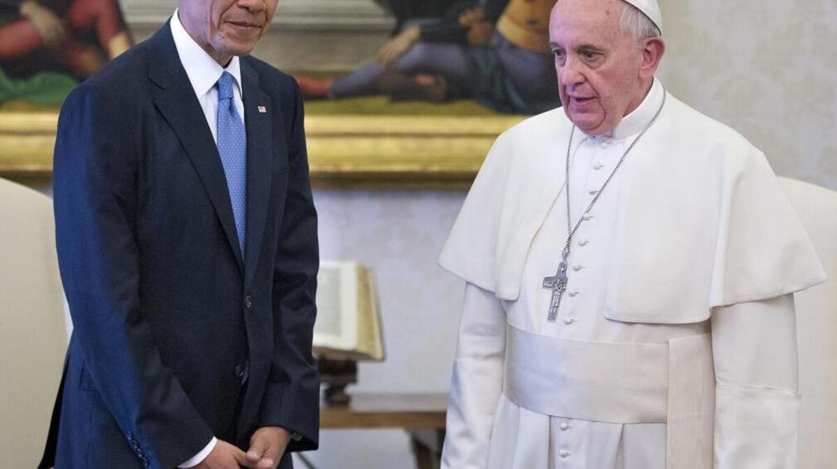 
In this photo taken March 27, 2014, President Barack Obama meets with Pope Francis at the Vatican. When Pope Francis arrives in the United States, he will get an airport welcome that few world leaders have ever received: a plane-side greeting from President Barack Obama and his wife, Michelle. The extraordinary gesture on Sept. 22 is just the beginning of the pomp and protocol that will be on display as Washington welcomes the popular leader of the world’s 1.2 billion Roman Catholics and the head of Vatican City. (AP Photo/Pablo Martinez Monsivais)
