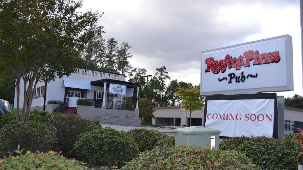 Signage for Rooftop Pizza Pub on Rosewood in Oct. 2016. The restaurant opened and closed within a year.
