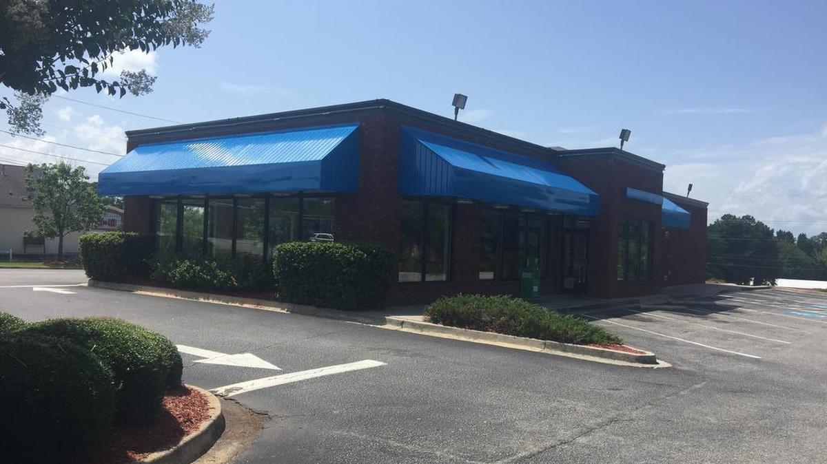 Bojangles closed its oldest operating Lexington location last week when it shut the doors of its restaurant at 461 Columbia Ave. All Bojangles signage has been removed and awnings repainted.