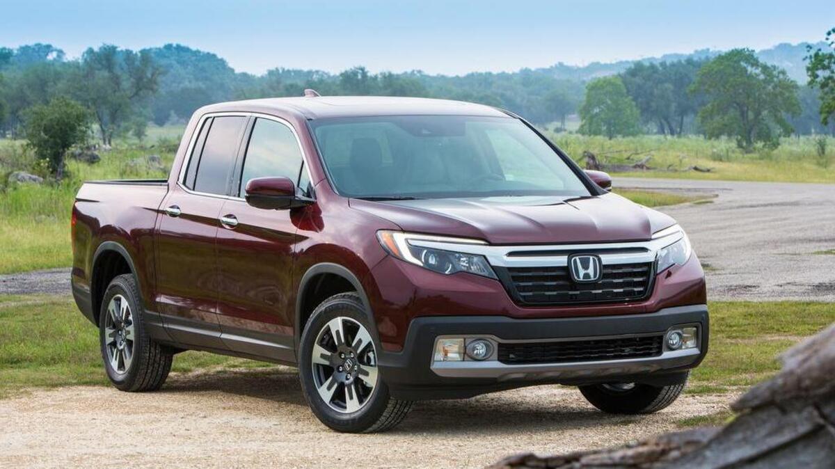 The Insurance Institute for Highway Safety gave the most-expensive models of the 2017 Honda Ridgeline its highest ratings for headlight.