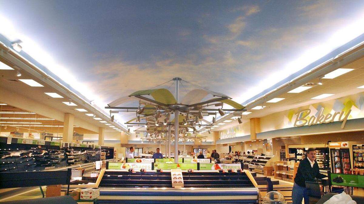 Workers prepare the new Bi-Lo store for its 2005 opening at the Village at Sandhill. The building that houses the Bi-Lo store is scheduled to be sold at auction next month.
