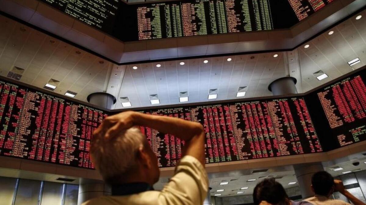 
People watch trading boards at a private stock market gallery in Kuala Lumpur, Malaysia on Monday, Aug. 24, 2015. Stocks tumbled across Asia on Monday as investors shaken by the sell-off last week on Wall Street unloaded shares in practically every sector. 
