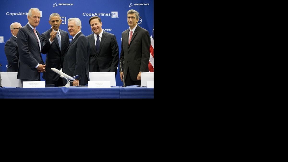 
President Barack Obama, and Panamanian President Juan Carlos Varela, talk with, from left, GE Aviation President and CEO David Joyce, Boeing Chairman and CEO Jim McNerney, Copa Chairman Stanley Motta, and Copa CEO Pedro Heilbron, after they signed an airplane order between Copa Airlines and Boeing, announcing plans for the Panamanian airlines to purchase 61 of the US airplane giant 737 aircraft, Friday, April 10, 2015, during a ceremony in Panama City, Panama.)
