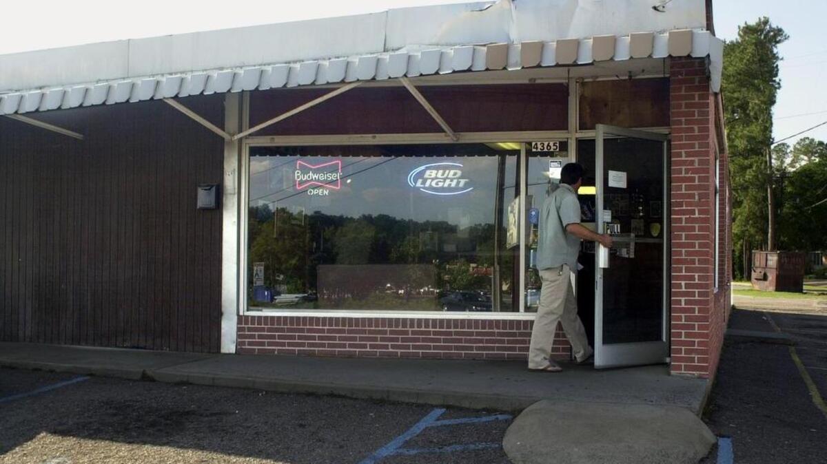 
LaBrasca Pizza on Ft. Jackson Blvd. has been serving Columbia since 1966. Besides its array of pizza choices, it offers subs, salads, wings and garlic cheese bread. It also serves a variety of beer and wine. 
