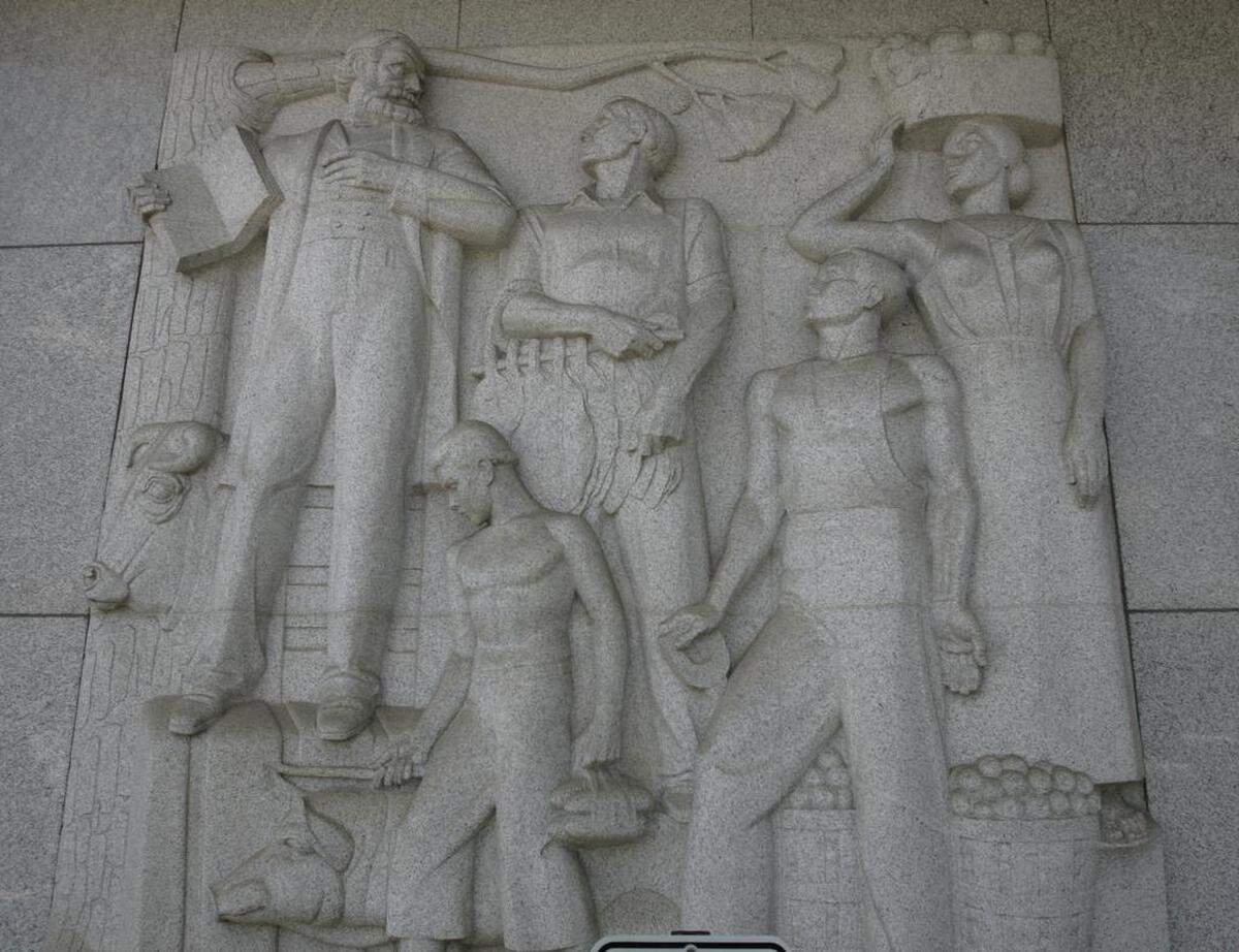Columbia’s Veterans Administration Regional Office features a sculpture, ‘Thomas G. Clemson,’ by Edmond Amateis, on the exterior of the building.