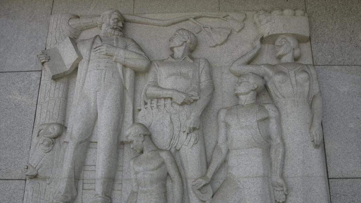 Columbia’s Veterans Administration Regional Office features a sculpture, ‘Thomas G. Clemson,’ by Edmond Amateis, on the exterior of the building.