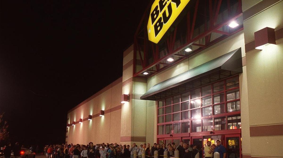 Shoppers line up on a Thanksgiving weekend at the Best Buy on Two Notch Road.