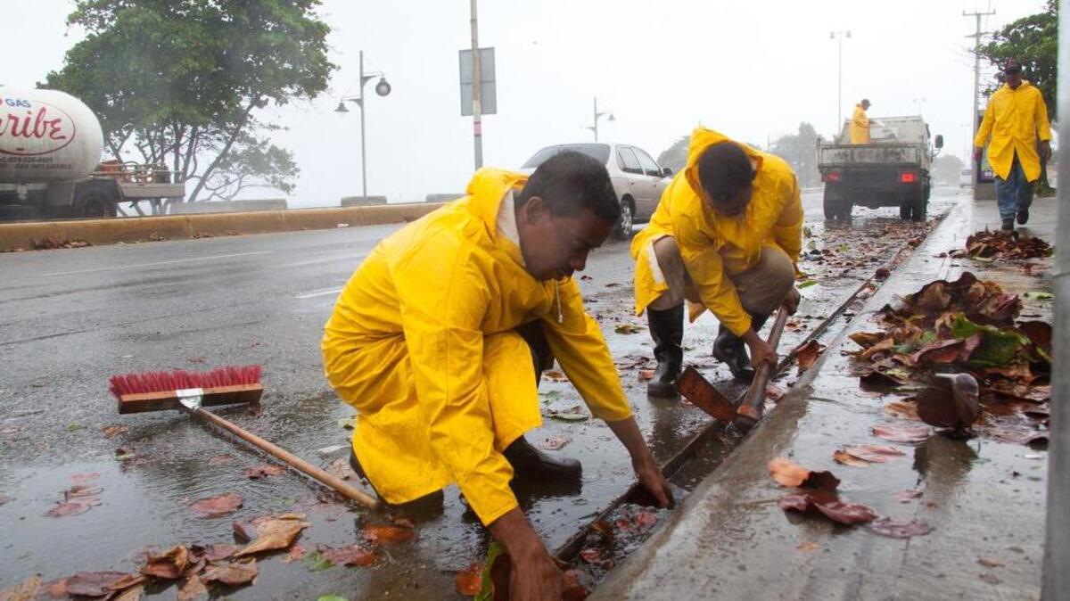 
Workers clean highway gutters as Tropical Storm Erika approaches Santo Domingo, in the Dominican Republic, Friday, August 28, 2015. Tropical Storm Erika began to lose steam Friday over the Dominican Republic, but it left behind a trail of destruction that included several people killed on the small eastern Caribbean island of Dominica, authorities said. 
