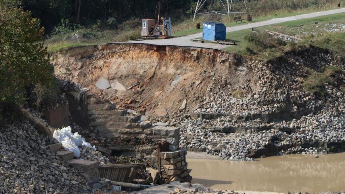 
Work continues on the Columbia Canal after torrential rains caused the dam wall to collapse. 
