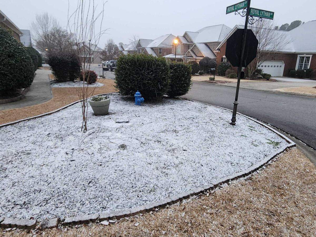 Snow accumulates in the Muirfield Place neighborhood in Lexington on Jan. 21, 2025.