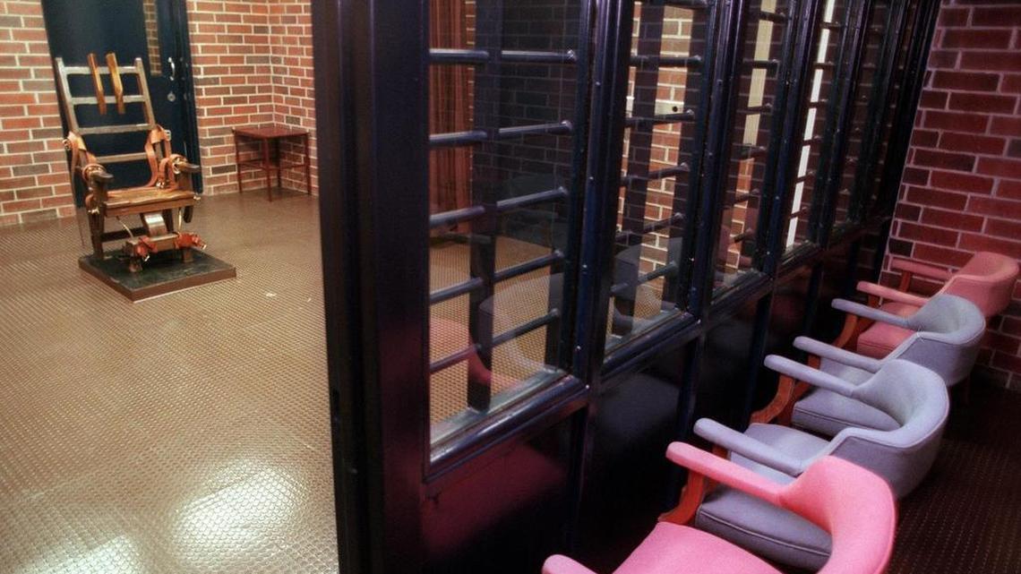 The state of South Carolina’s electric chair, once a more frequently used form of execution, is shown here in 1998. The viewing room to the right is where media, lawyers and family members from both sides sat as witnesses.