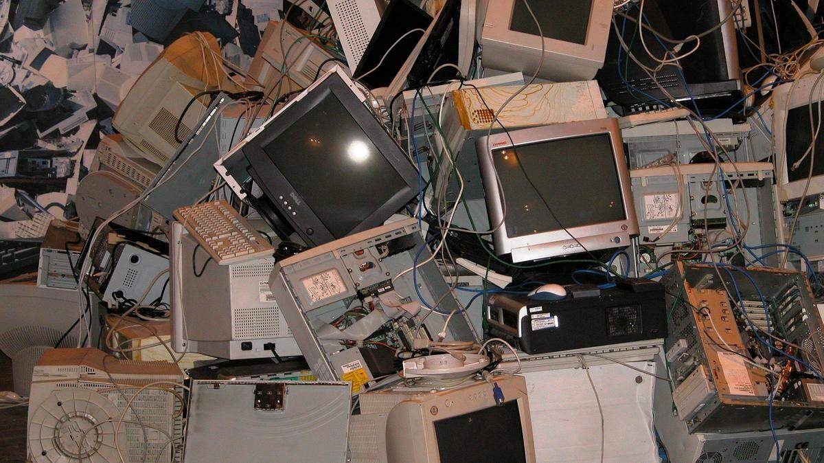 Electronic waste, including old televisions, classroom equipment, computers and other discarded electronic items, was abandoned at a Blythewood area warehouse, next to Interstate 77, in about 2014.