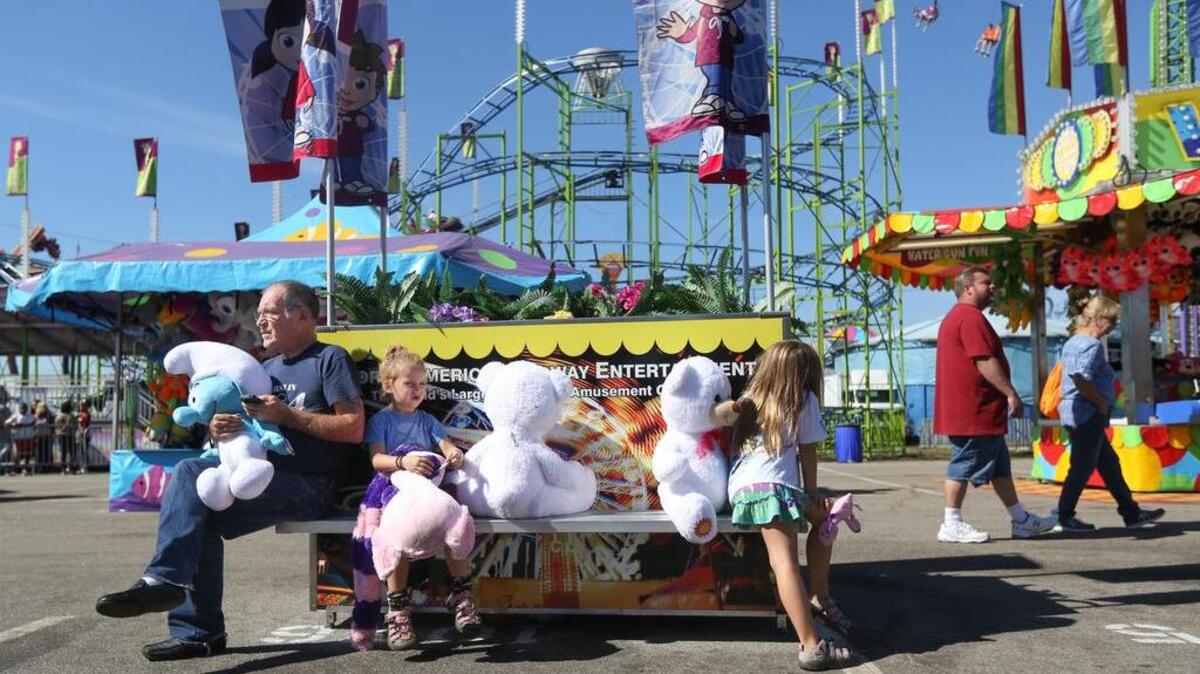 Dan Donnelly sits with his grandchildren, Sid McDonnell, 4, and Lindy McDonnell, 7, during the State Fair’s run.