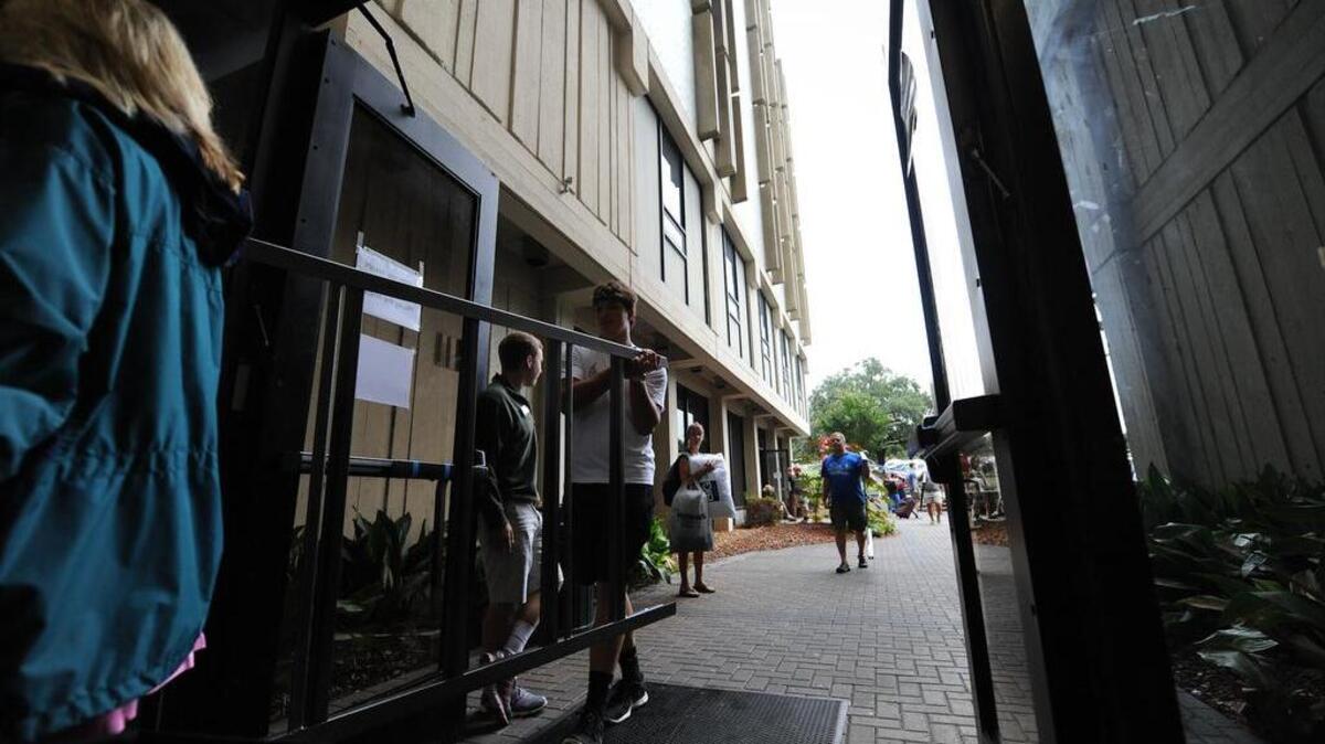 FILE: Students move into USC's Bates House.