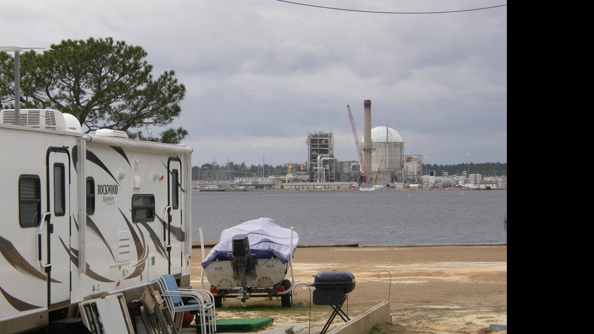 
Duke Energy’s Robinson power plant is across Lake Robinson from popular camp sites near Hartsville. The site has leaked arsenic into groundwater flowing toward the lake.
