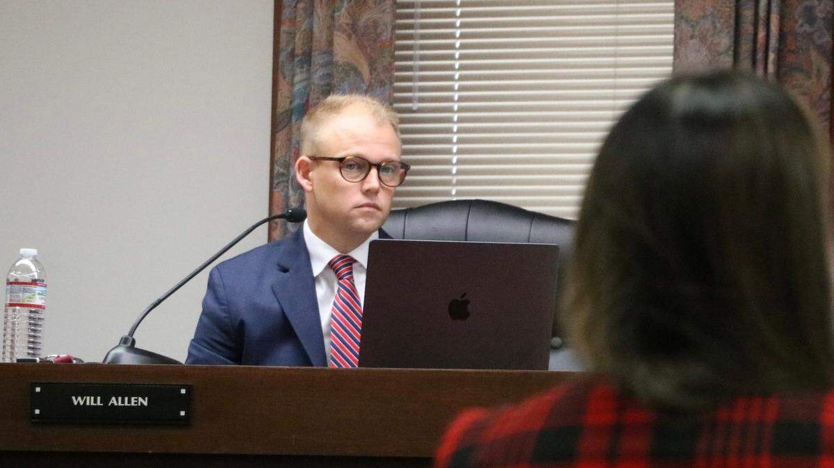 Lexington Town Councilman Gavin Smith talks with staff about proposed changes to the development impact fee at a meeting Monday, Jan. 13, 2025.