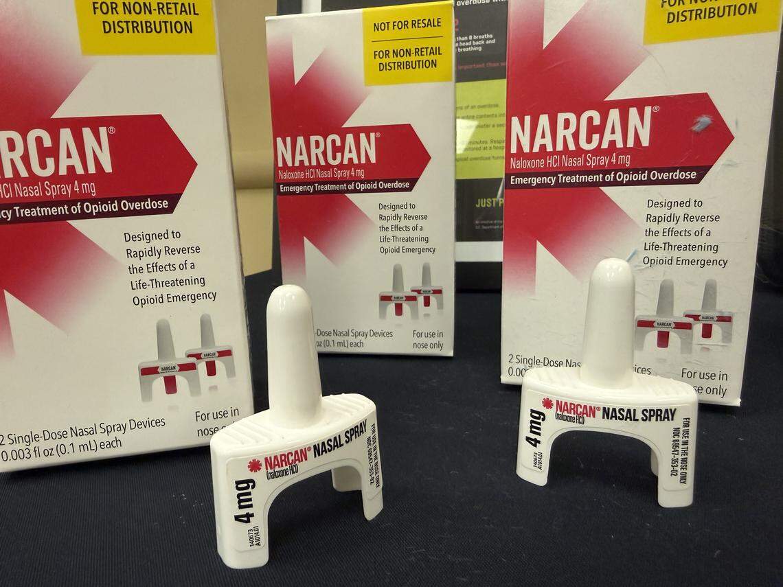 Muestras de Narcan, una marca de spray nasal diseñado para revertir sobredosis de opioides, se muestran en un evento organizado por la ONG LRADAC en Lexington el 5 de marzo de 2026.