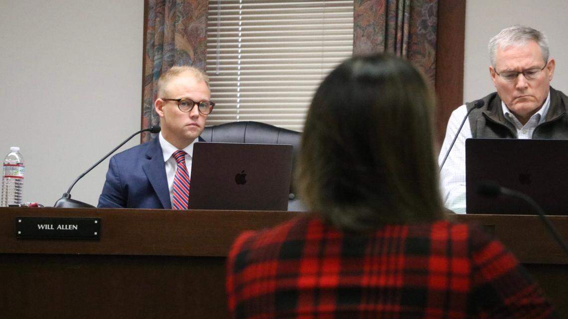 Councilman Gavin Smith talks with staff about proposed changes to the development impact fee at a meeting Monday, Jan. 13, 2025.