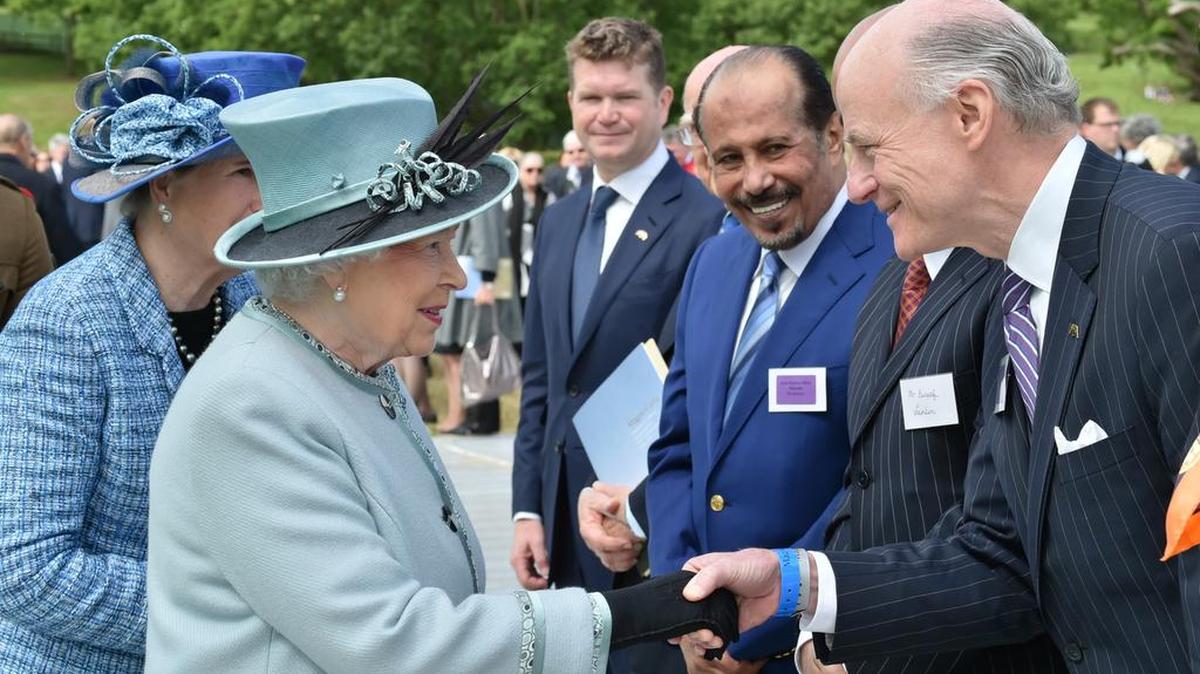 Hubbard shakes hands with Queen Elizabeth at Runnymede.