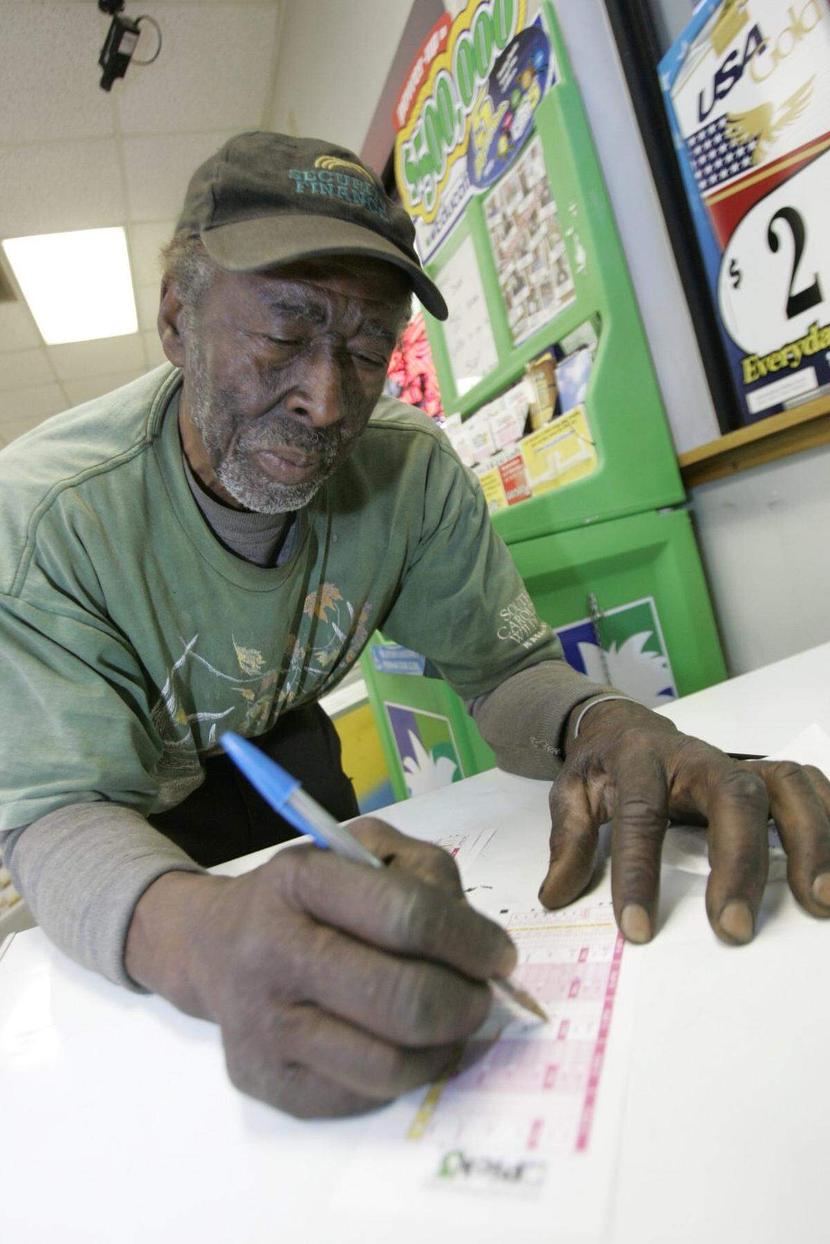 TILLMAN, SC FRIDAY, DECEMBER 14, 2007 ERIK CAMPOS---Claude Dean ofTillman,  SC fills out his lottery picks at Handy Dan’s convenience store  onFriday  12/14/2007 in Tillman, SC. Jaspar County, where the store is located,leads  all others in per capita lottery sales. ErikCampos/ecampos@thestate.com