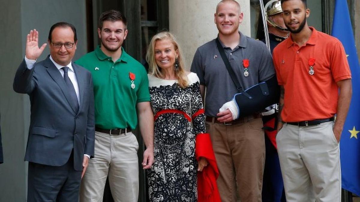 
CORRECTS SADLER’S SCHOOL TO SACRAMENTO STATE UNIVERSITY, INSTEAD OF SACRAMENTO UNIVERSITY - From left, French President Francois Hollande, U.S. National Guardsman from Roseburg, Ore., Alek Skarlatos, U.S. Ambassador to France Jane D. Hartley, U.S. Airman Spencer Stone and Anthony Sadler, a senior at Sacramento State University in California, pose for photographers as they leave the Elysee Palace in Paris, France, after Hollande awarded the three men with the French Legion of Honor on Monday, Aug. 24, 2015. The three American travelers say they relied on gut instinct and a close bond forged over years of friendship as they took down a heavily armed man on a passenger train speeding through Belgium on Friday, Aug. 21. (AP Photo/Michel Euler)
