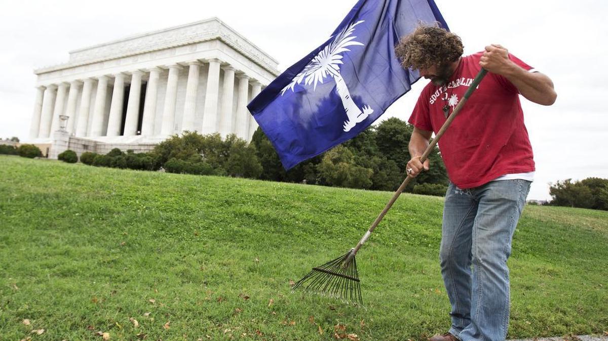 Chris Cox of Mount Pleasant rakes leaves near the Lincoln Memorial in Washington, D.C., during the 2013 government shutdown. Wednesday, Oct. 9, 2013. (AP Photo/Manuel Balce Ceneta)