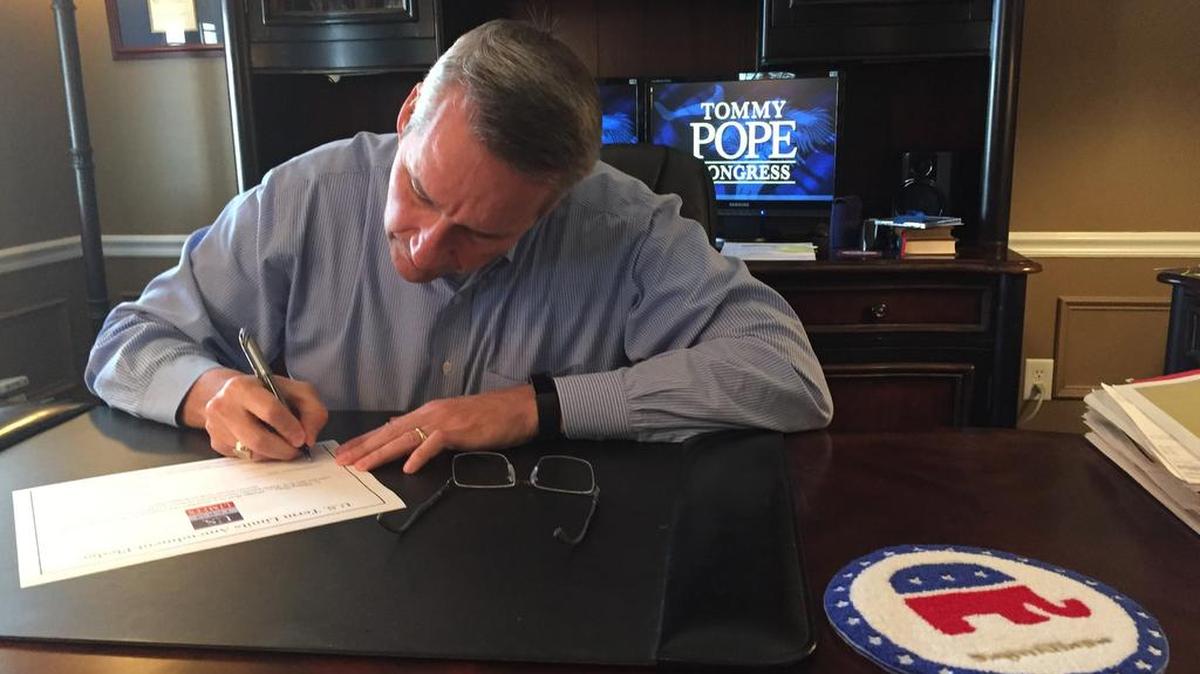 Tommy Pope signs a pledge to support a constitutional amendment to limit the terms of members of Congress.
