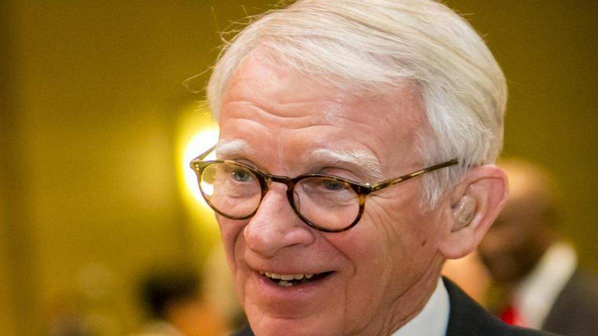 
Charleston Mayor Joseph Riley chats during the South Carolina Democratic Party 2015 Dem Weekend at the Columbia Convention Center. 
