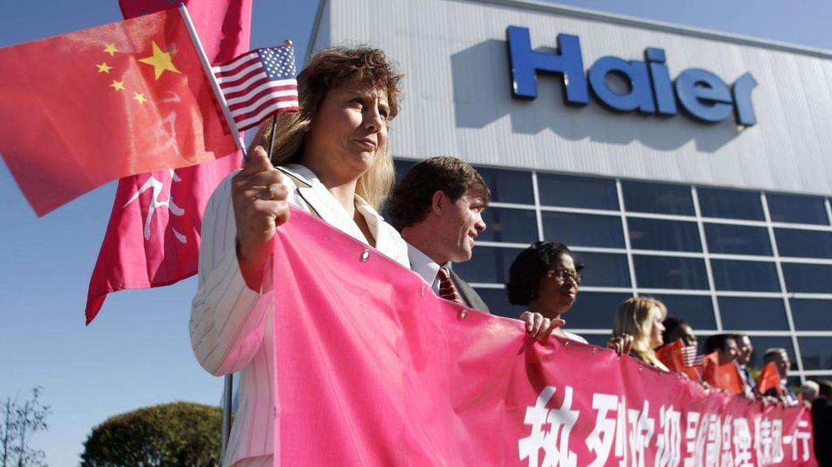 FILE – Donna Fortner (cq), production supervisor at Haier's Kershaw county production plant, waits to welcome the arrival of Chinese vice premier Madame Wu Yi, for her tour the Haier America manufacturing facility on 04/10/2006. (Brett Flashnick/Special to The State)