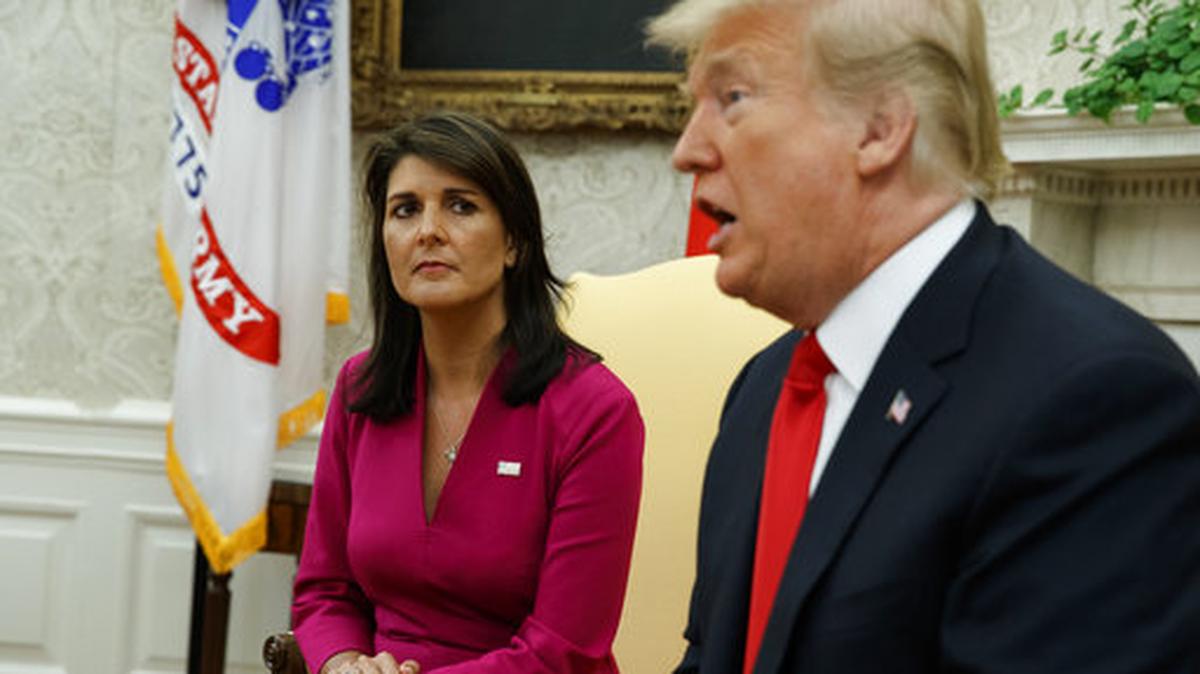 El presidente Donald Trump habla durante una reunión con la embajadora saliente de Estados Unidos ante las Naciones Unidas, Nikki Haley, en el Despacho Oval de la Casa Blanca el 9 de octubre.