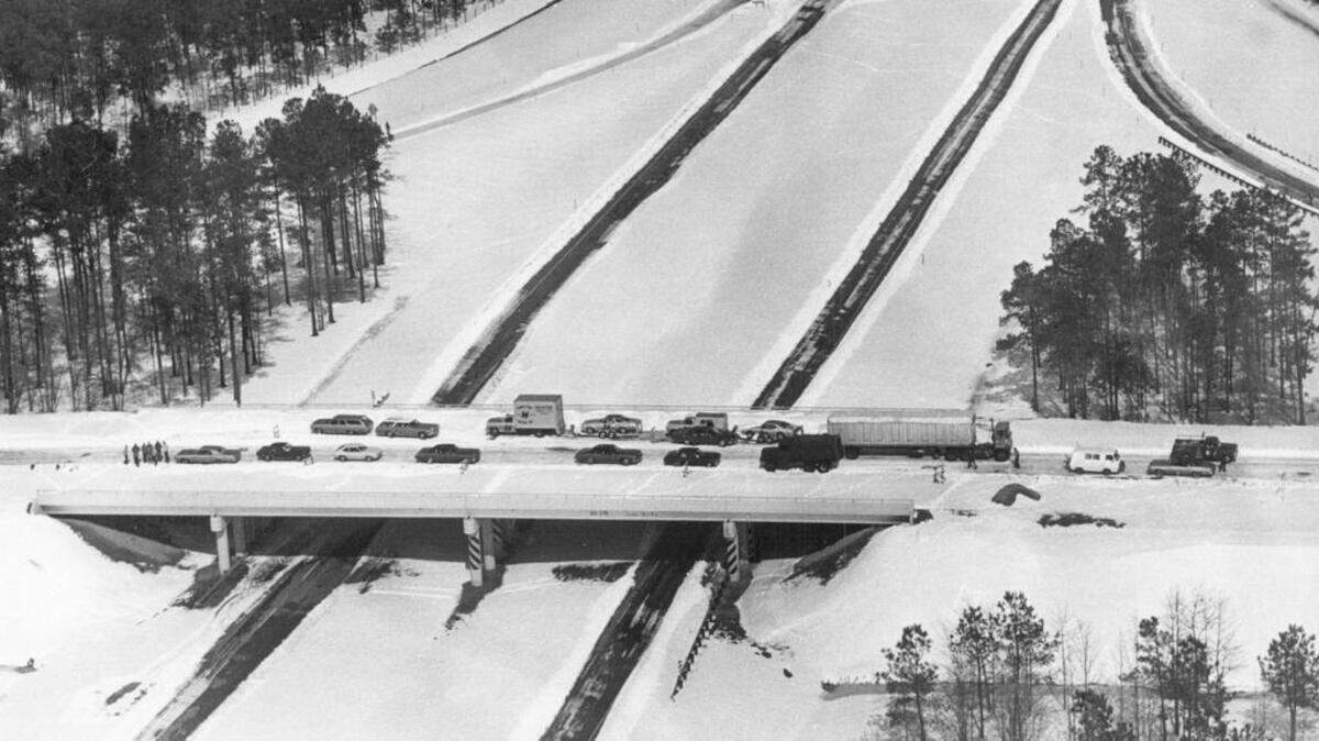 Heavy snow during the 1973 storm in South Carolina slowed or stopped traffic on roads and bridges.