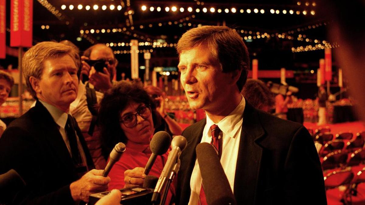 Lee Atwater, campaign director for Vice President George Bush, is seen mobbed by reporters on the floor of the Republican National Convention site at the Superdome in New Orleans, Aug. 14, 1988.