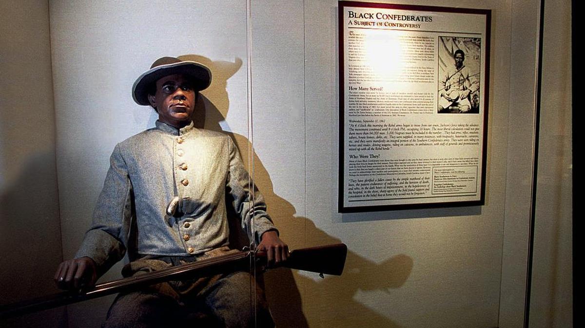 The Tennessee Civil War Museum opened with an exhibit stating that thousands of blacks fought for the Confederacy. A black mannequin dressed in a Confederate uniform is pictured.