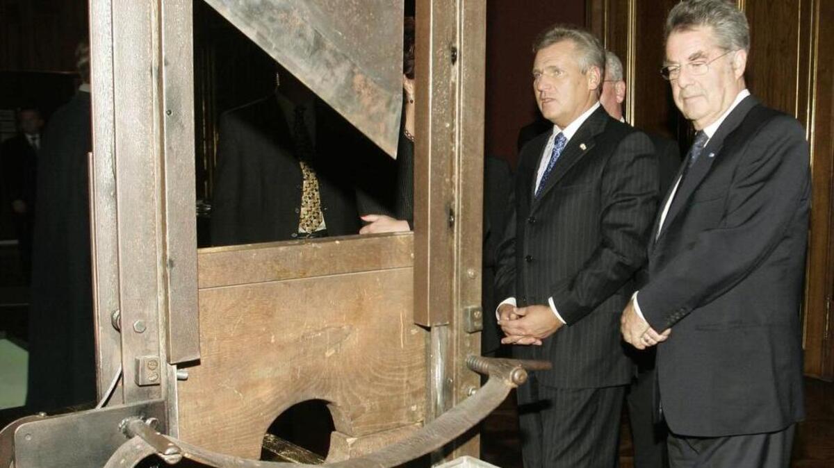 Austrian President Heinz Fischer and his counterpart from Poland Aleksander Kwasniewski, watch a guillotine during their visit at the exhibition “The New Austria” at Belvedere castle in Vienna in 2005.