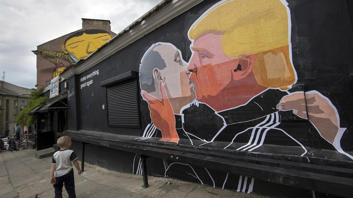 Grafitti in Lithuania depicts Russian President Vladimir Putin and US President-elect Donald Trump.