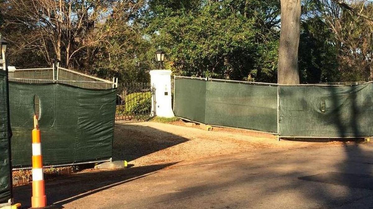 The cast-iron fence that fronts the Governor’s Mansion grounds along Lincoln Street is being upgraded.