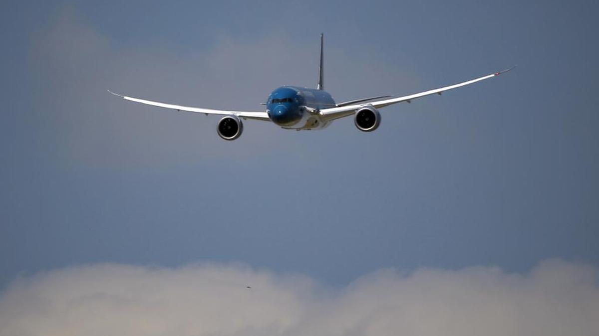 A Boeing 787 Dreamliner performs a demonstration flight at the Paris Air Show in 2015.