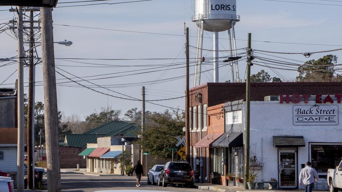 Small S.C. towns such as Loris are struggling while big cities boom.