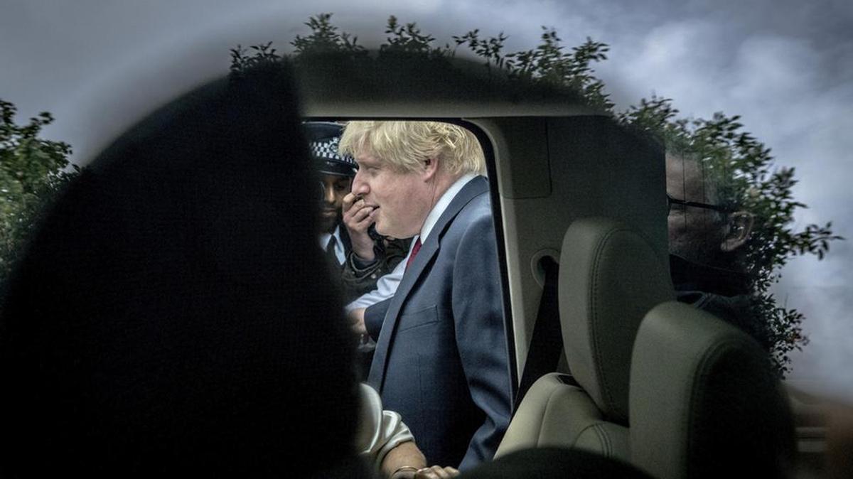 Boris Johnson, the former mayor of London and the most prominent face of the campaign to leave the European Union, is surrounded by reporters as he leaves his home on Thursday en route to a news conference where he announced he would not run for prime minister.