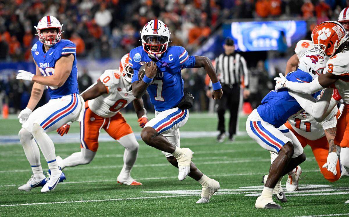 SMU QB Kevin Jennings (7) during the 2024 ACC championship game against Clemson in Charlotte