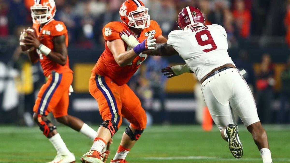 Alabama Crimson Tide defensive lineman Da'Shawn Hand (9) against Clemson Tigers offensive lineman Mitch Hyatt (75) in the 2016 CFP National Championship at University of Phoenix Stadium.