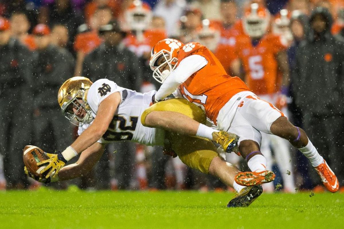 Notre Dame tight end Nic Weishar (82) attempts to catch a pass as Clemson cornerback Ryan Carter (31) defends in the game in 2015.