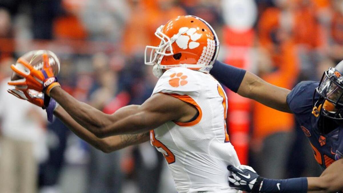 Clemson’s Charone Peake catches a pass in the victory over Syracuse.