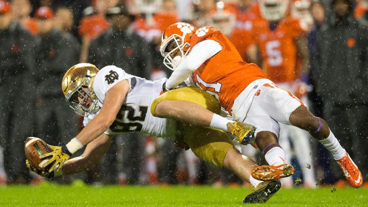 Notre Dame Fighting Irish tight end Nic Weishar (82) attempts to catch a pass as Clemson Tigers cornerback Ryan Carter (31) defends in the game in 2015.