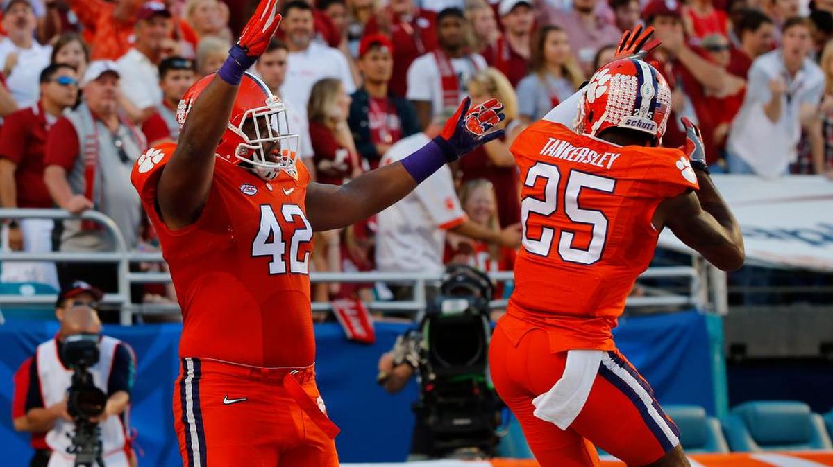 Clemson Tigers defensive lineman Christian Wilkins (42)