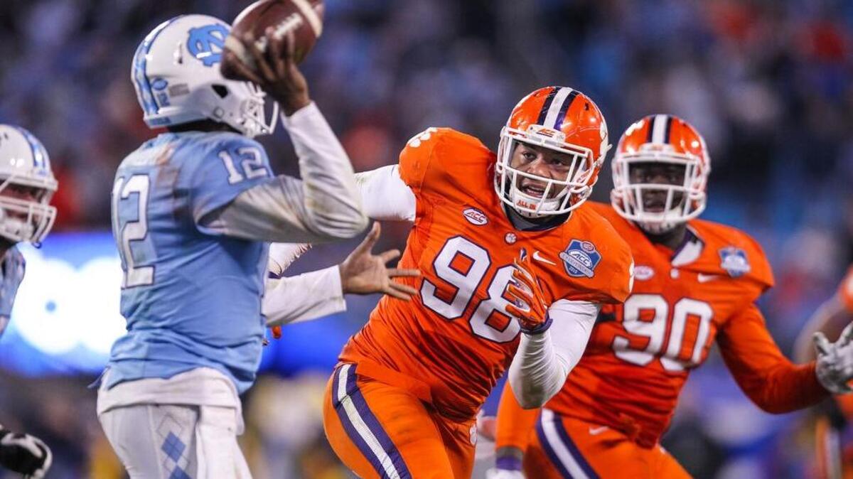 Clemson defensive end Kevin Dodd (98)
